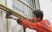 汶上公司自己动手，保质保量，完成城区除锈防腐工程