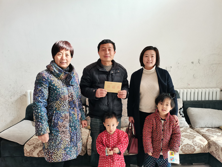 成武公司总经理尹晓莉、工会主席袁洁到员王国建家中送温暖2